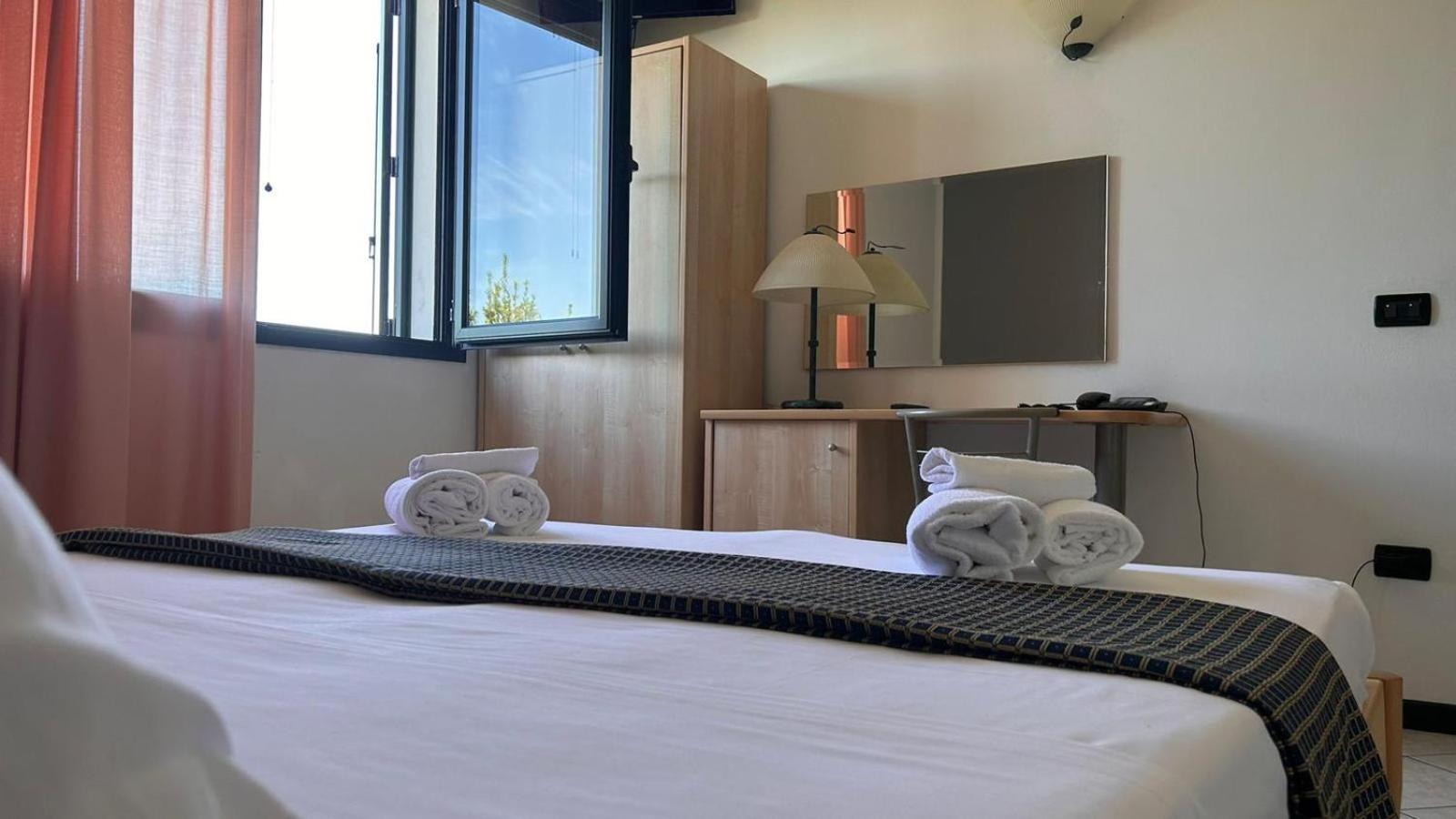 Hotel Gran Delta Di Alba-Invest Srl Розоліна Екстер'єр фото