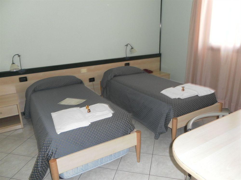 Hotel Gran Delta Di Alba-Invest Srl Розоліна Екстер'єр фото